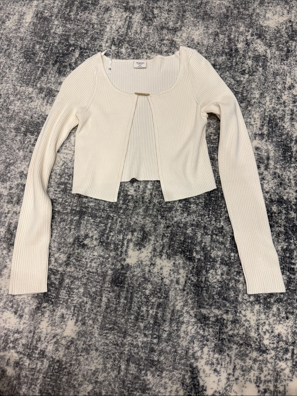 Abercrombie & Fitch Cream Ribbed Cropped Long-Sleeve Top with Gold Clasp